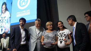 La primera afortunada llevaba 28 años esperando su casa propia