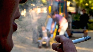 San Juan busca prohibir fumar en plazas, parques y espacios al aire libre