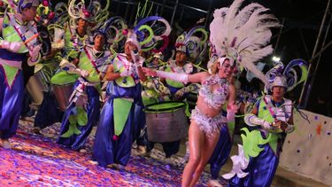 Plumas, brillo y alegría en Chimbas