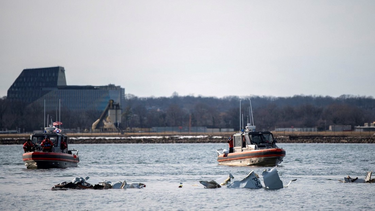 La Guardia Costera cerca de escombros tras el accidente en Washington.