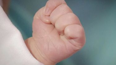 Una bebé de 18 meses murió de hambre y sed porque la dejaron sola