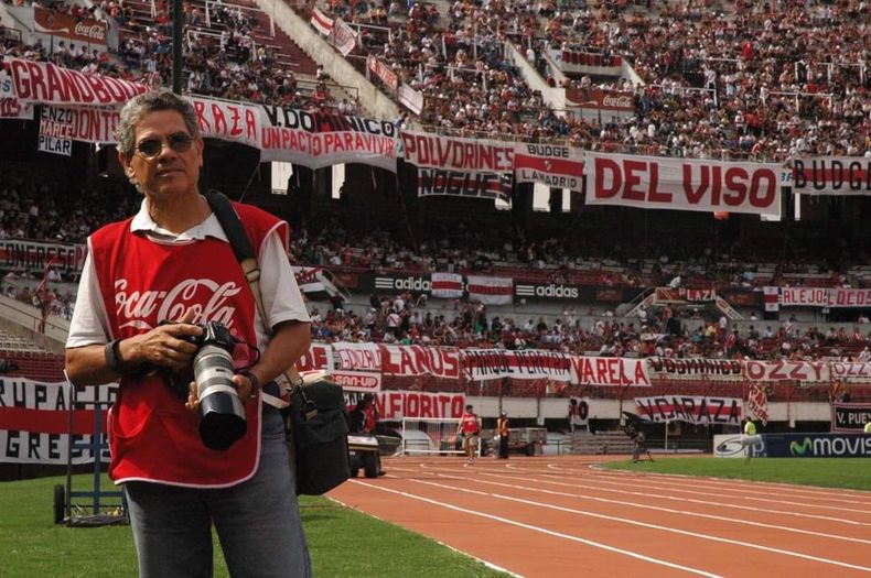 En el Monumental. Hugo Elizondo en una cobertura en el estadio de River Plate. En el Monumental. Hugo Elizondo en una cobertura en el estadio de River Plate.