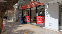 En este local detuvieron a una de las empleadas. En este local detuvieron a una de las empleadas.