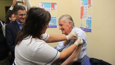 El Gobernador fue el primero en vacunarse contra la gripe