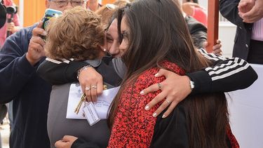 Uñac entregó 88 casas mientras la obra pública nacional cae