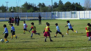 Más de 400 pibes se divierten jugando al fútbol