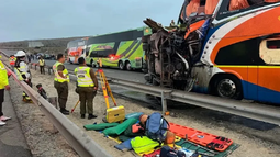 Cuatro colectivos chocaron en la Ruta 5 de Chile: al menos 6 muertos y 40 heridos.