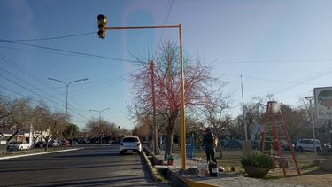 ¡Al fin!: Pusieron semáforos en “la esquina de los choques”