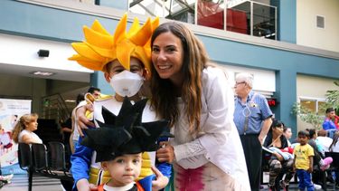 Miles de deseos en el aire de los niños que quieren sanar