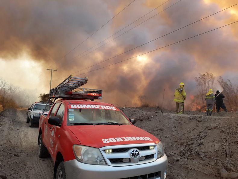 El incendio en el Parque Sarmiento. Los Bomberos Voluntarios de Pocito ayudan a sofocar las llamas.