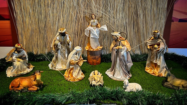 El pesebre se arma cada 8 de diciembre junto al arbolito de Navidad.