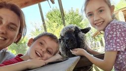 Bichi, en el centro, junto a sus amos Cecilia, Lautaro y Florencia