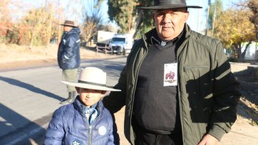 Renato Álamo, presidente de la Agrupación Gaucha Don Bosco, acompañado de su nieto en la cabalgata en homenaje a Manuel Belgrano, en San Martín.