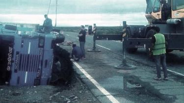 A un camión se lo tragó la tierra con bananas y todo