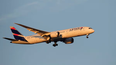 Latam investiga lo sucedido en el avión que descendió bruscamente cuando unía Sidney con Santiago.