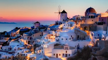 Postal impactante de la isla griega Santorini, que está ante una amenaza de erupción volcánica y tsunami.