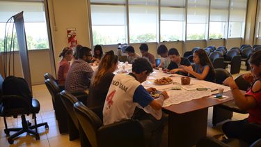 Encuestadores y un stand pro-conducta saludable en la FNS