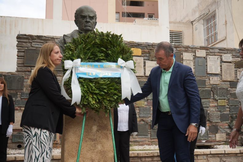 El vicegobernador Fabián Martín y la ministra Palma colocan la corona de homenaje a Domingo Faustino Sarmiento.