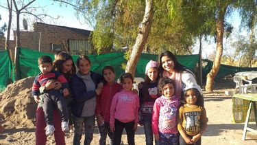 Luchi Arustizia, la joven artista sanjuanina solidaria: “Solo le llevo amor a los más chicos”