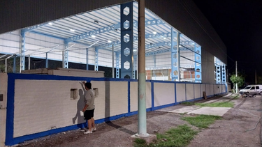 Durante el día y la noche los hinchas y socios le están cambiando la cara al Club Barrio Rivadavia.