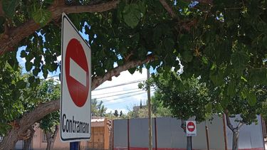 Un tramo de una calle importante de Capital pasó a ser contramano: en video, el desconocimiento de conductores que circulaban sin respetar los carteles