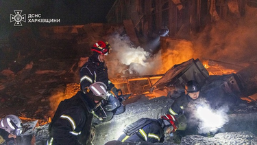 Bomberos trabajan en uno de los puntos afectados por el masivo ataque de Rusia contra Ucrania.
