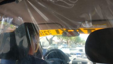 Los aspersores que instalaron algunos remiseros para combatir el coronavirus