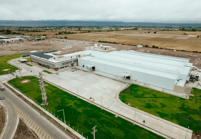 El edificio original de EPSE (a la izquierda) quedó pequeño al lado de la fábrica de paneles que espera abrir su producción en 2026. El edificio original de EPSE (a la izquierda) quedó pequeño al lado de la fábrica de paneles que espera abrir su producción en 2026.