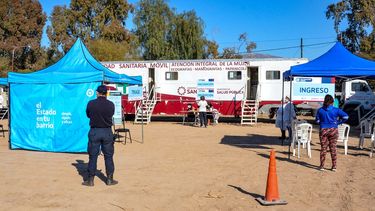 Mirá cómo es la vacunación contra el COVID con trailers en lugares alejados