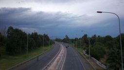 Un día de cielo cubierto, tormentas y máxima de 27º