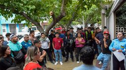 Los denunciantes en la causa Branka Motors en la puerta de Flagrancia a la espera de la entrevista para conocer los términos de la reparación integral. Los denunciantes en la causa Branka Motors en la puerta de Flagrancia a la espera de la entrevista para conocer los términos de la reparación integral.