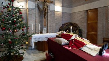 Las primeras imágenes del cuerpo de Benedicto XVI en la capilla ardiente del Vaticano