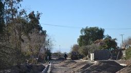 Avenida Punta de Rieles: llegó el ripio para compactar el suelo