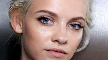 Por qué dormirte con maquillaje es lo peor que le puedes hacer a tu piel