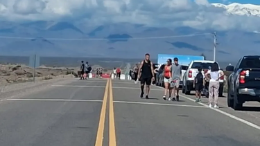 Largas colas de autos en Las Flores por el cierre del Paso de Agua Negra