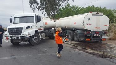 Por trucho: Ambiente multó a la empresa del camión que chocó y derramó combustible
