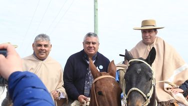 Con el Gobernador y Chiqui Tapia, los jinetes cabalgaron a la Difunta Correa