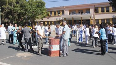 Médicos y empleados del Marcial Quiroga protestaron en la calle