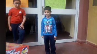 Video: Con un gracias, sonriente y ¡con juguetes!: así volvió Benja a su casa