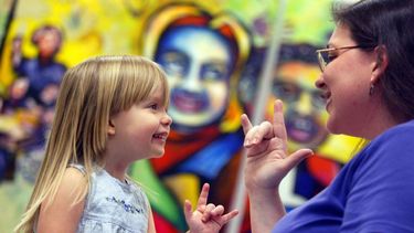 Convocan a curso de lengua de señas