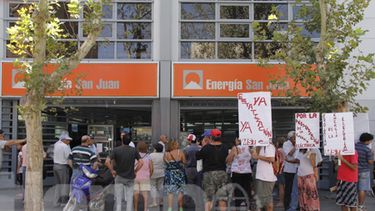 Disconformes con el servicio, reclamaron en la puerta de Energía San Juan