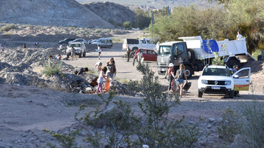 Más de 50 voluntarios de la ONG Equilibrios, personal de Ambiente y empleados del municipio de Zonda trabajaron en conjunto para sacar 2 camiones de basura del Cerro Blanco.
