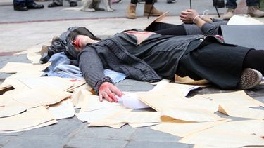 Ni una menos: nuevo reclamo con simulación de una mujer asesinada