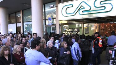 Una multitud aguarda el sorteo de viviendas