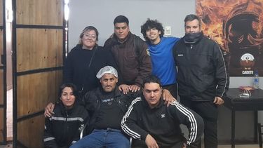 El bombero voluntario que sufrió un grave accidente apagando un incendio regresó al cuartel