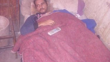 La dramática historia de un albañil postrado que no puede alimentar a sus pequeñas