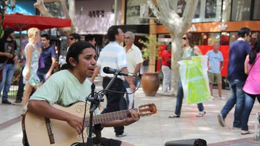 Las calles del centro, invadidas por los sanjuaninos