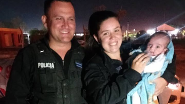 Efectivos de la Motorizada 2da le salvaron la vida a un bebé de Rawson que se ahogó con leche materna.