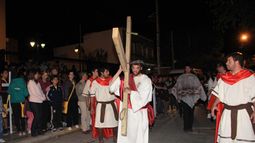 Cientos de feligreses viven el Vía Crucis en diferentes puntos de la provincia