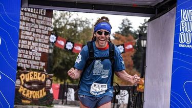 El maratonista sanjuanino que corrió dentro de su edificio 42 kilometros